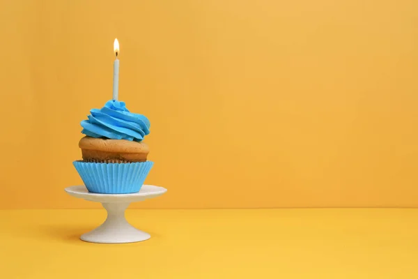 Cupcake d'anniversaire avec bougie sur fond de couleur — Photo