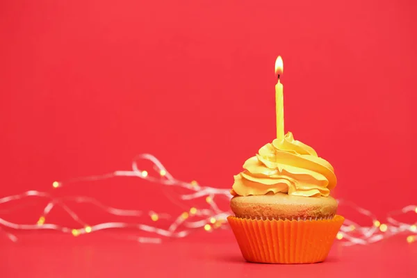 Magdalena de cumpleaños con vela sobre fondo de color — Foto de Stock