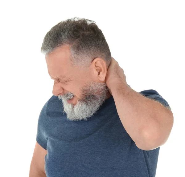 Homem que sofre de dor no pescoço no fundo branco — Fotografia de Stock
