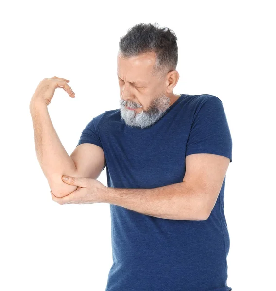 Homem que sofre de dor no cotovelo no fundo branco — Fotografia de Stock