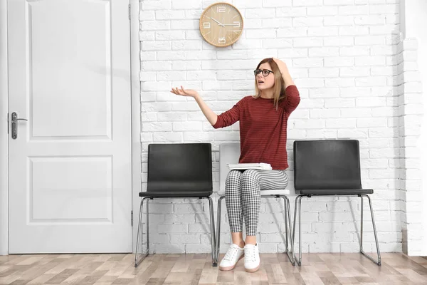 Jonge vrouw te wachten voor het sollicitatiegesprek, binnenshuis — Stockfoto