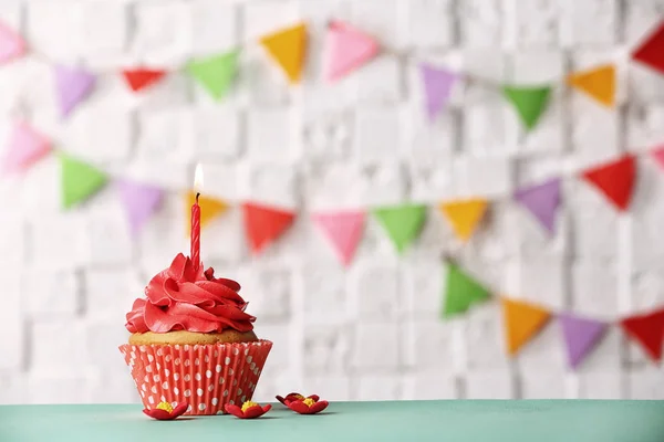 Cupcake di compleanno con candela sullo sfondo sfocato — Foto Stock