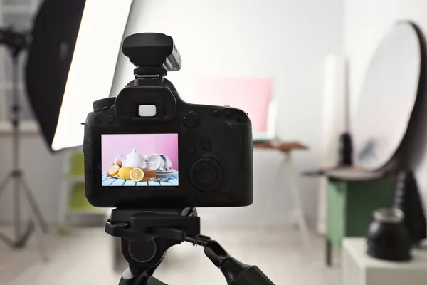 Professional camera on tripod in studio, closeup. Food photography — Stock Photo, Image