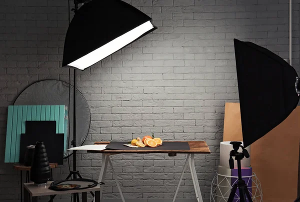 Estúdio de fotografia com equipamento de iluminação profissional para fotografar alimentos — Fotografia de Stock
