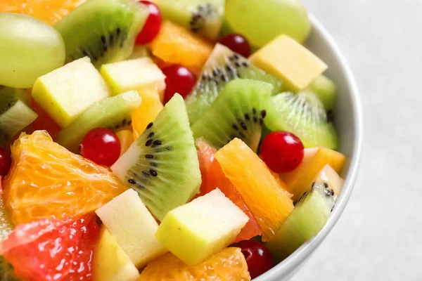 Tigela com salada de frutas frescas, close-up — Fotografia de Stock