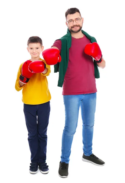 Niño y su padre en guantes de boxeo sobre fondo blanco — Foto de Stock