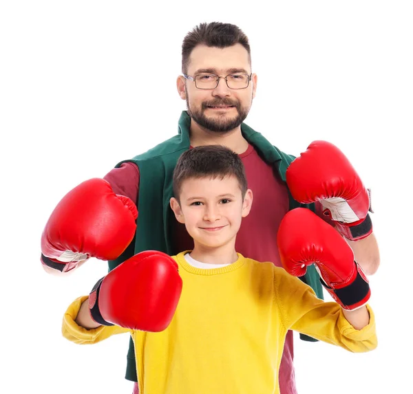 Niño y su padre en guantes de boxeo sobre fondo blanco — Foto de Stock