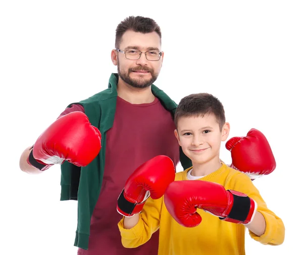 Niño y su padre en guantes de boxeo sobre fondo blanco — Foto de Stock