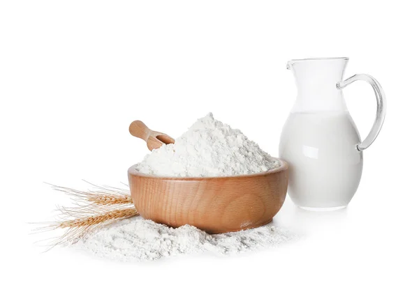 Farinha de trigo e jarro de leite sobre fundo branco — Fotografia de Stock