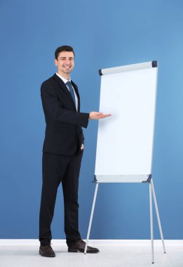 İş antrenör flip grafik kartı renk duvar arka plan üzerindeki sunu