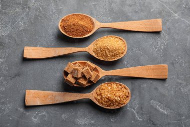 Kahverengi şeker masada kaşıklarla