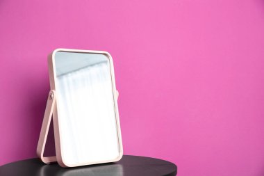 Tablo renkli duvarının yakınında şık ayna