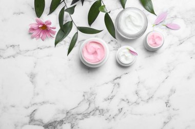 Vücut kremi kavanoz ışık arka plan üzerinde ile kompozisyon