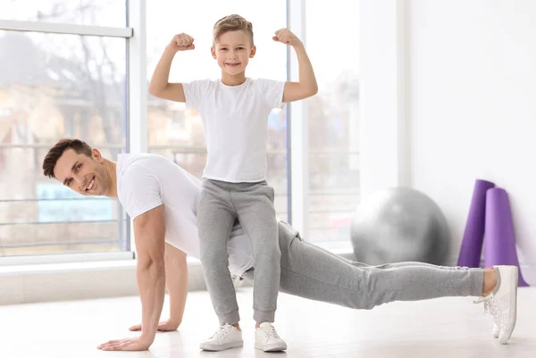 Pai e seu filho treinando no ginásio — Fotografia de Stock