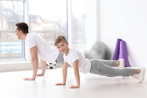 Papa et son fils s'entraînent au gymnase — Photo