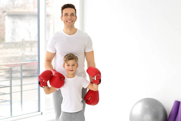 Šťastný otec a jeho syn v tělocvičně — Stock fotografie