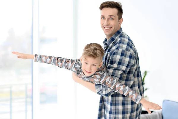 Pai e seu filho brincando em casa — Fotografia de Stock