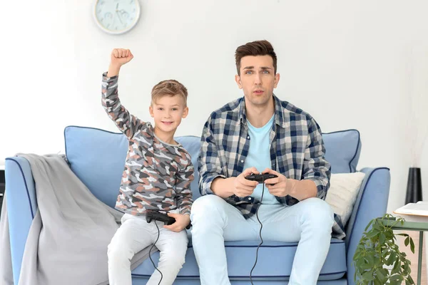 幸せなパパと息子の自宅のビデオ ゲームをプレイ — ストック写真