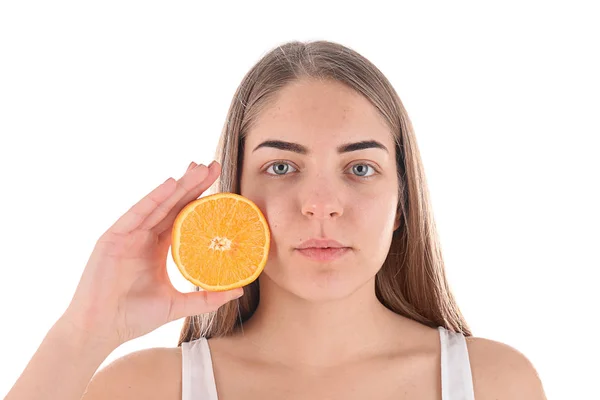 Mujer joven con problemas de acné sosteniendo naranja sobre fondo blanco. Alergia cutánea — Foto de Stock