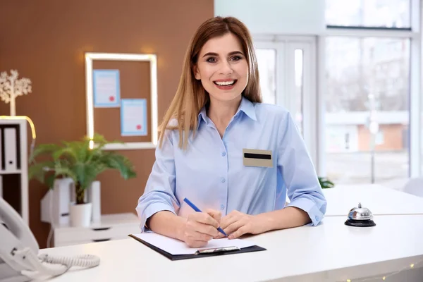 Receptionist femminile al banco del check-in in hotel — Foto Stock