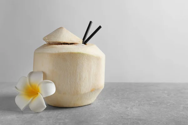 Verse kokosnoot drink in moer op tafel — Stockfoto