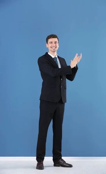 Obchodní trenér tleskají na barvu zdi pozadí — Stock fotografie