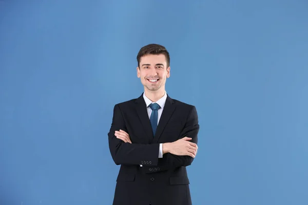 Business Trainer mit verschränkten Armen auf farbigem Hintergrund — Stockfoto