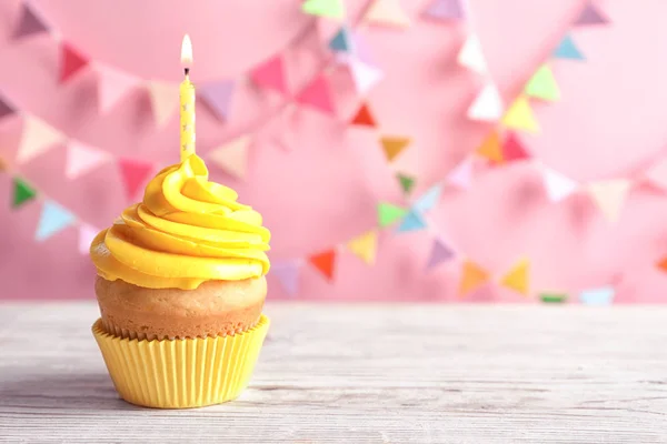 Bolo de aniversário delicioso com vela acesa na mesa — Fotografia de Stock