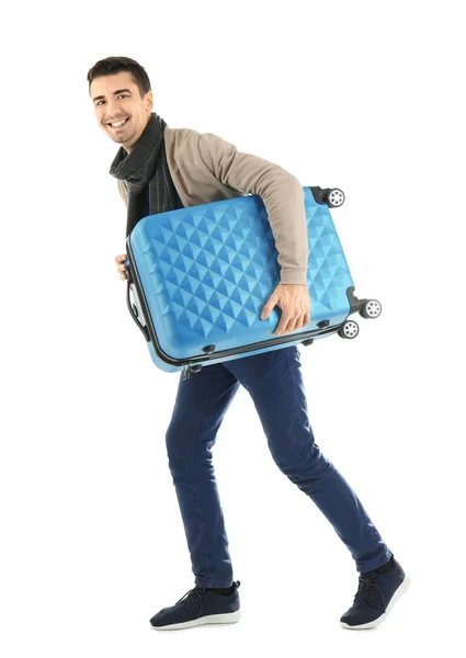 Un tânăr cu valiză pe fundal alb. Pregătit pentru vacanța de iarnă — Fotografie, imagine de stoc