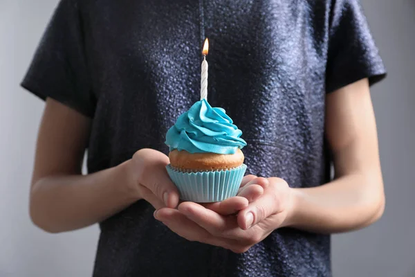 Vrouw met verjaardag cupcake, close-up — Stockfoto
