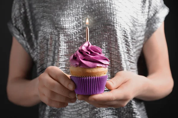 Жінка тримає день народження кекс, крупним планом — стокове фото