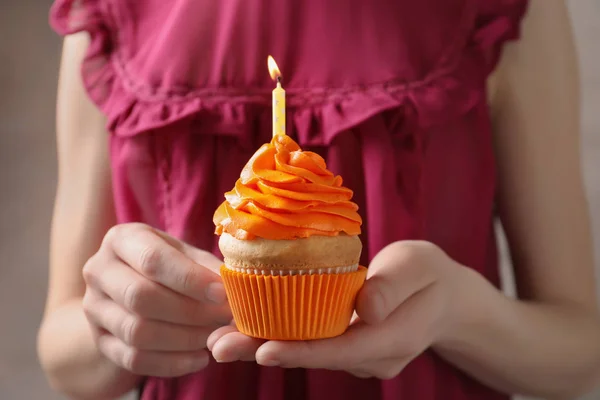 Vrouw met verjaardag cupcake, close-up — Stockfoto