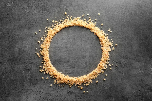 Kahverengi şeker gri arka plan üzerinde çerçeve yapılmış