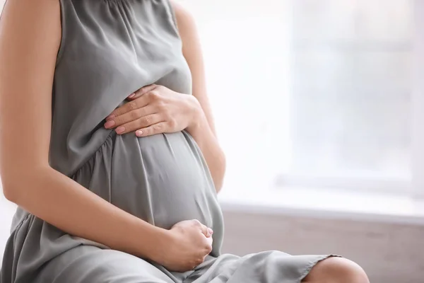 Jonge zwangere vrouw thuis, close-up — Stockfoto