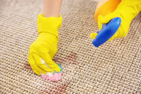 Donna pulizia tappeto, primo piano — Foto Stock