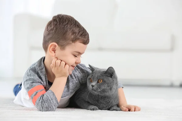 Criança bonito com gato em casa — Fotografia de Stock