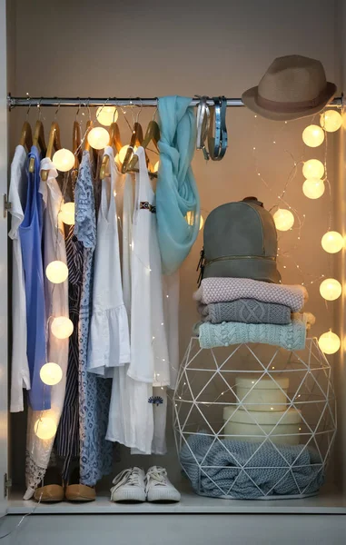 Женская одежда на вешалках в шкафу — стоковое фото
