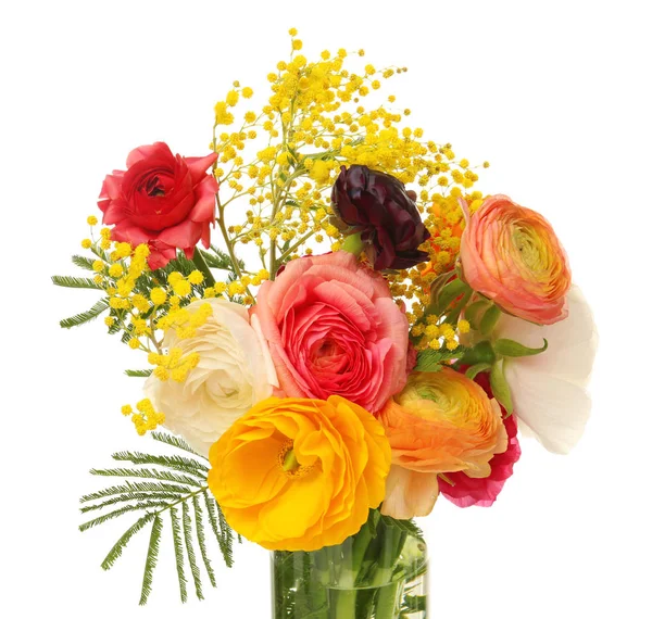 Vase avec de belles fleurs de ranunculus et de mimosa sur fond blanc — Photo
