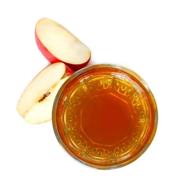 Vaso de zumo de manzana y rodajas de fruta fresca sobre fondo blanco, vista superior —  Fotos de Stock