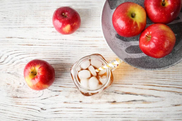 Состав со свежим яблочным соком на деревянном столе, вид сверху — стоковое фото