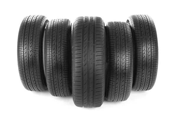 Neumáticos de coche sobre fondo blanco —  Fotos de Stock