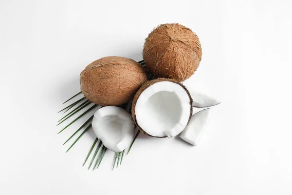 Cocos maduros sobre fondo blanco — Foto de Stock