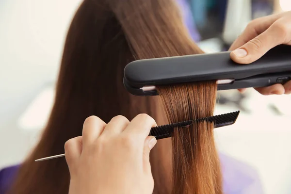 Penata rambut profesional bekerja dengan klien di salon — Stok Foto