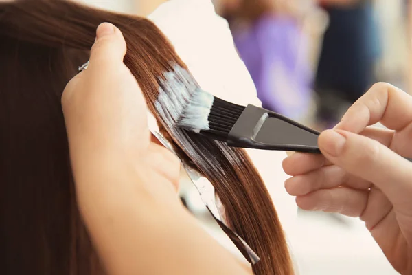 Penata rambut profesional bekerja dengan klien di salon — Stok Foto