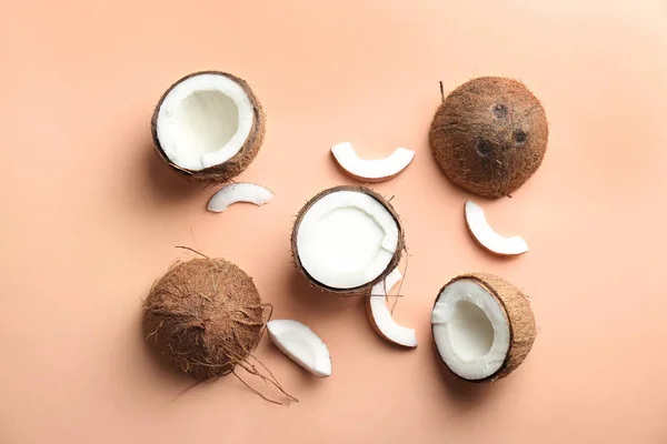 Composição com leite de coco e nozes frescas no fundo da cor — Fotografia de Stock