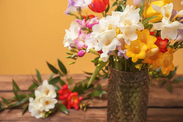 Ваза з красивими квітами фрезії на столі — стокове фото