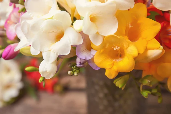 Hermoso ramo de flores de freesia, primer plano —  Fotos de Stock