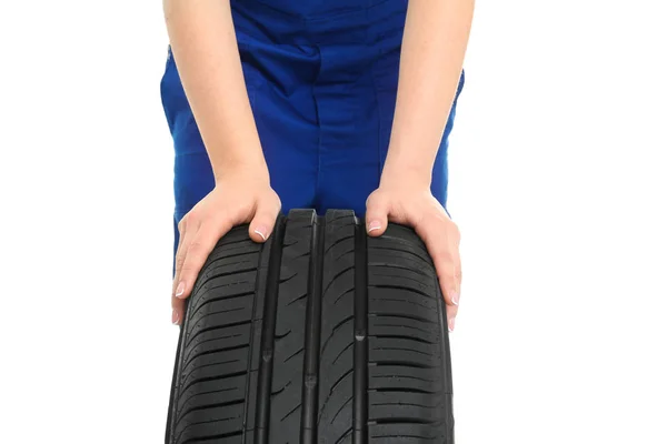 Mecânico feminino com pneu de carro no fundo branco, close-up — Fotografia de Stock