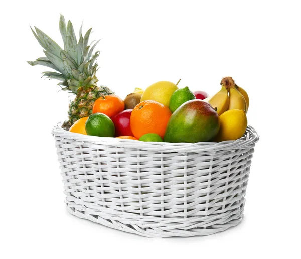 Korg med färska tropiska frukter på vit bakgrund — Stockfoto