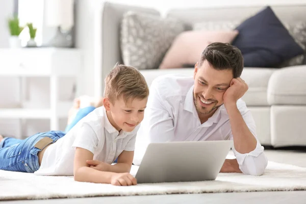 Kleine jongen en zijn papa thuis met behulp van laptop — Stockfoto